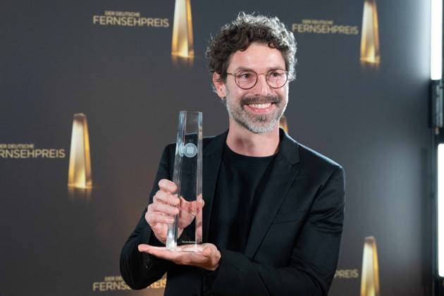 Preistraeger Nicolai MEHRING Beste Kamera Information, Roter Teppich, Red Carpet Show, Ankunft, arrival, Verleihung des Deutschen Fernsehpreises, Die Nacht der Kreativen - Der Deutsche Fernsehpreis 2023, Deutscher Fernsehpreis 2023 in Koeln, am 27.09.2022.