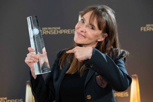 Preistraegerin Natalie SCHARF Bestes Buch Fiktion, Roter Teppich, Red Carpet Show, Ankunft, arrival, Verleihung des Deutschen Fernsehpreises, Die Nacht der Kreativen - Der Deutsche Fernsehpreis 2023, Deutscher Fernsehpreis 2023 in Koeln, am 27.09.2022.