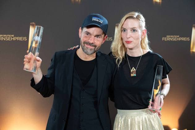 Preistraeger Andre NIER und Sarah Christin PETER Bester Schnitt Information, Roter Teppich, Red Carpet Show, Ankunft, arrival, Verleihung des Deutschen Fernsehpreises, Die Nacht der Kreativen - Der Deutsche Fernsehpreis 2023, Deutscher Fernsehpreis 2023 in Koeln, am 27.09.2022.