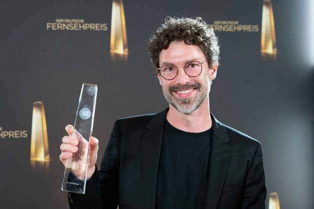 Preistraeger Nicolai MEHRING Beste Kamera Information, Roter Teppich, Red Carpet Show, Ankunft, arrival, Verleihung des Deutschen Fernsehpreises, Die Nacht der Kreativen - Der Deutsche Fernsehpreis 2023, Deutscher Fernsehpreis 2023 in Koeln, am 27.09.2022.