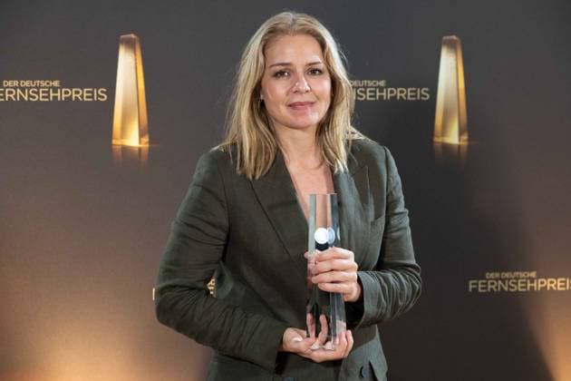 Preistraegerin Nina VUKOVIC, Regisseurin Beste Regie Fiktion, Roter Teppich, Red Carpet Show, Ankunft, arrival, Verleihung des Deutschen Fernsehpreises, Die Nacht der Kreativen - Der Deutsche Fernsehpreis 2023, Deutscher Fernsehpreis 2023 in Koeln, am 27.09.2022.
