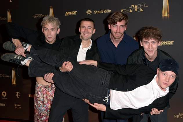 Oskar Belton, Leo Fuchs, Max Mattis, Emil Belton und Bruno Alexander bei der Verleihung des Deutschen Fernsehpreises 2023 - Die Nacht der Kreativen in der Flora Köln. Köln, 27.09.2023