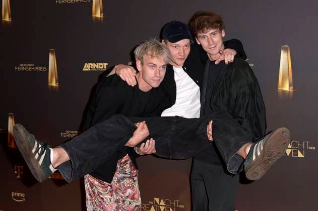 Emil Belton, Bruno Alexander und Oskar Belton bei der Verleihung des Deutschen Fernsehpreises 2023 - Die Nacht der Kreativen in der Flora Köln. Köln, 27.09.2023