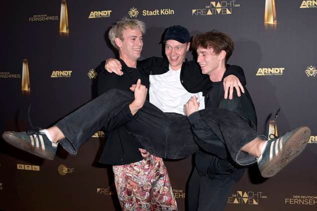 Emil Belton, Bruno Alexander und Oskar Belton bei der Verleihung des Deutschen Fernsehpreises 2023 - Die Nacht der Kreativen in der Flora Köln. Köln, 27.09.2023