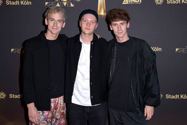 Emil Belton, Bruno Alexander und Oskar Belton bei der Verleihung des Deutschen Fernsehpreises 2023 - Die Nacht der Kreativen in der Flora Köln. Köln, 27.09.2023