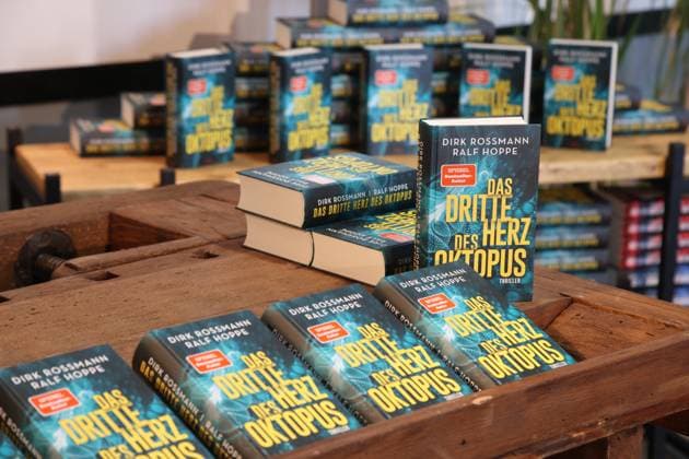 Dirk Rossmann und Ralf Hoppe präsentieren ihr neues Buch Das dritte Herz des Oktopus bei einem ganztägigen Event mit prominenten Gästen in der alten Maschinenhalle in Kappeln an der Schlei, es geht um Klimawandel, die Verschmutzung der Meere und die Folgen für Mensch und Umwelt, Schleswig-Holstein 27.9.2023 *** Dirk Rossmann and Ralf Hoppe present their new book Das dritte Herz des Oktopus at an all-day event with prominent guests in the old machine hall in Kappeln on the Schlei, it is about climate change, the pollution of the oceans and the consequences for people and the environment, Schleswig Holstein 27 9 2023