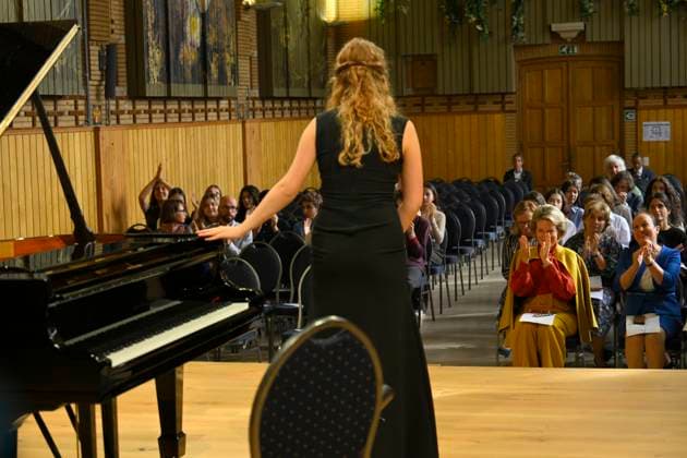 Entertainment Bilder des Tages HRH Queen Mathilde Visits Musica Mundi in Waterloo WATERLOO, BELGIUM - SEPTEMBER 28 : Queen Mathilde of Belgium is visiting the Musica Mundi school in Waterloo. This international school offers young gifted musicians aged 10 to 18 the opportunity to combine professional music training with a general secondary education program. Young talents from all over the world receive intensive individual instrument training and classroom lessons in music and general education. The Queen attends a lesson, attends a concert and meets the teachers and students..Visit pictured on SEPTEMBER 28, 2023 in Waterloo, Belgium, 28 09 2023 Waterloo Belgium  Copyright: xPhilipxReynaersx