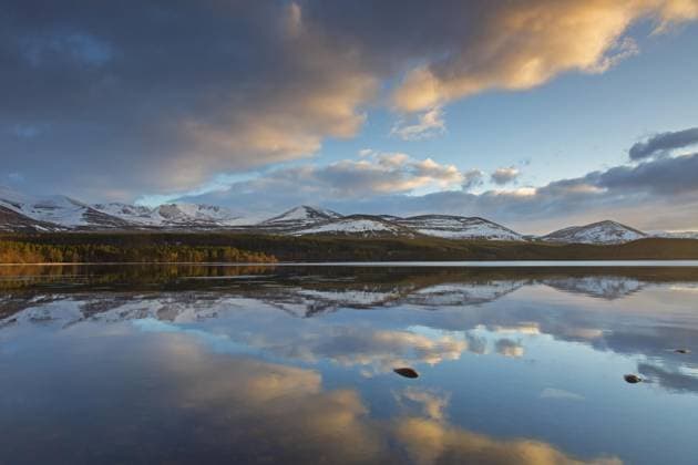 Loch Morlich bei Sonnenuntergang im Winter, Cairngorms National Park, Badenoch and Strathspey, Highland, Schottland, UK *** Hole Morlich at Sunset at Winter, Cairngorms National Park, badenoch and Strathspey, Highland, Scotland, UK Copyright: imageBROKER alimdix xArterrax xSven-ErikxArndt ibltsm09673014.jpg
