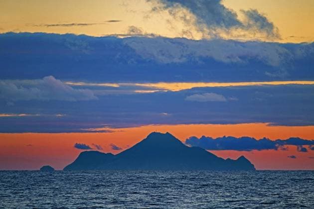 Niederländische Karibik Saba, niederländische Insel und eine der drei Sondergemeinden der Niederlande im Karibischen Meer, zeigt den aktiven Vulkan Mount Scenery bei Sonnenuntergang *** Saba, Dutch Island and a the Three Special communities the Netherlands at Caribbean Sea, shows the Assets Volcano Mount scenery at Sunset Copyright: imageBROKER/alimdix/xArterrax/xMaricaxvanxderxMeer ibltsm09673128.jpg