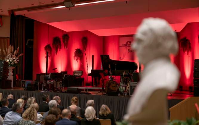 27.09.2023, Internationales Klassikfestival: Festival der Nationen 2023, im Kurhaus Bad Wörishofen im Unterallgäu, Der britische Violinist Nigel Kennedy & friends, Die Bühne ist noch leer, die Büste von Pfarrer Sebastian Kneipp steht mitten im Raum. 27.09.2023, Klassikfestival Bad Wörishofen 27.09.2023, Klassikfestival Bad Wörishofen