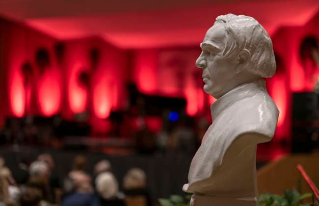27.09.2023, Internationales Klassikfestival: Festival der Nationen 2023, im Kurhaus Bad Wörishofen im Unterallgäu, Der britische Violinist Nigel Kennedy & friends, Die Bühne ist noch leer, die Büste von Pfarrer Sebastian Kneipp steht mitten im Raum. 27.09.2023, Klassikfestival Bad Wörishofen 27.09.2023, Klassikfestival Bad Wörishofen