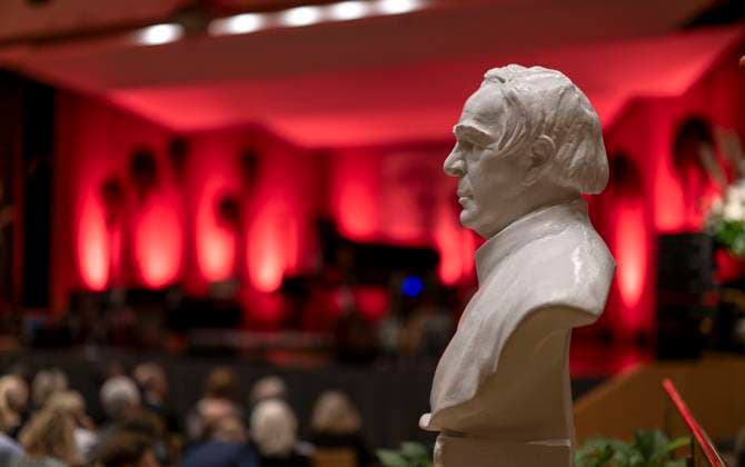 27.09.2023, Internationales Klassikfestival: Festival der Nationen 2023, im Kurhaus Bad Wörishofen im Unterallgäu, Der britische Violinist Nigel Kennedy & friends, Die Bühne ist noch leer, die Büste von Pfarrer Sebastian Kneipp steht mitten im Raum. 27.09.2023, Klassikfestival Bad Wörishofen 27.09.2023, Klassikfestival Bad Wörishofen