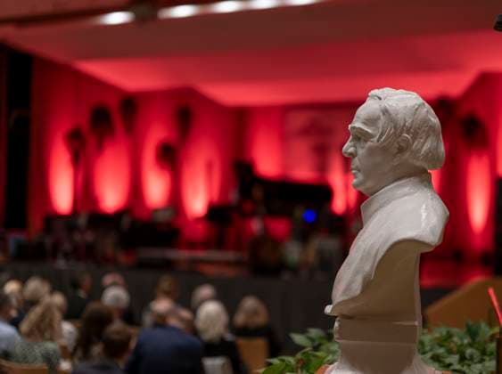 27.09.2023, Internationales Klassikfestival: Festival der Nationen 2023, im Kurhaus Bad Wörishofen im Unterallgäu, Der britische Violinist Nigel Kennedy & friends, Die Bühne ist noch leer, die Büste von Pfarrer Sebastian Kneipp steht mitten im Raum. 27.09.2023, Klassikfestival Bad Wörishofen 27.09.2023, Klassikfestival Bad Wörishofen