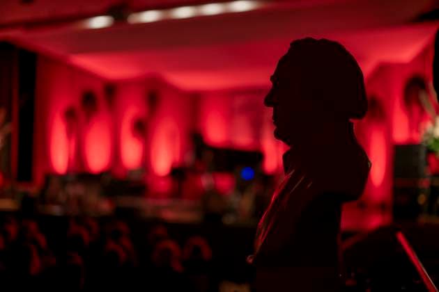 27.09.2023, Internationales Klassikfestival: Festival der Nationen 2023, im Kurhaus Bad Wörishofen im Unterallgäu, Der britische Violinist Nigel Kennedy & friends, Die Bühne ist noch leer, die Büste von Pfarrer Sebastian Kneipp steht mitten im Raum. 27.09.2023, Klassikfestival Bad Wörishofen 27.09.2023, Klassikfestival Bad Wörishofen