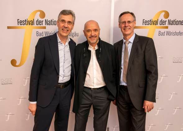 27.09.2023, Internationales Klassikfestival: Festival der Nationen 2023, im Kurhaus Bad Wörishofen im Unterallgäu, Der britische Violinist Nigel Kennedy & friends, Ehrengast Ex-Skifahrer Christian Neureuther (mitte, Garmisch) mit den Veranstaltern des Festivals, li: Winfried Roch, re: Werner Roch. 27.09.2023, Klassikfestival Bad Wörishofen 27.09.2023, Klassikfestival Bad Wörishofen