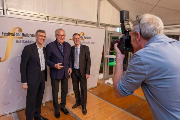 27.09.2023, Internationales Klassikfestival: Festival der Nationen 2023, im Kurhaus Bad Wörishofen im Unterallgäu, Der britische Violinist Nigel Kennedy & friends, Ehrengast Schauspieler Friedrich von Thun (mitte, Österreich) mit den Veranstaltern des Festivals, li: Winfried Roch, re: Werner Roch fotografiert von Karl-Josef Hildenbrand (dpa) 27.09.2023, Klassikfestival Bad Wörishofen 27.09.2023, Klassikfestival Bad Wörishofen