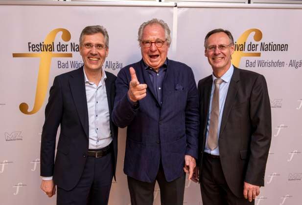 27.09.2023, Internationales Klassikfestival: Festival der Nationen 2023, im Kurhaus Bad Wörishofen im Unterallgäu, Der britische Violinist Nigel Kennedy & friends, Ehrengast Schauspieler Friedrich von Thun (mitte, Österreich) mit den Veranstaltern des Festivals, li: Winfried Roch, re: Werner Roch 27.09.2023, Klassikfestival Bad Wörishofen 27.09.2023, Klassikfestival Bad Wörishofen