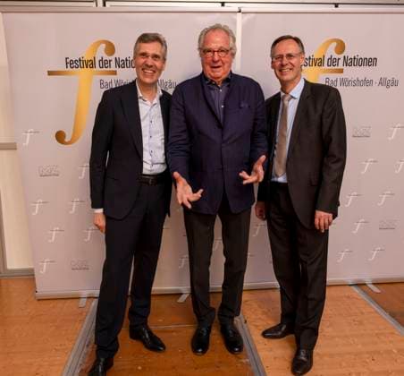27.09.2023, Internationales Klassikfestival: Festival der Nationen 2023, im Kurhaus Bad Wörishofen im Unterallgäu, Der britische Violinist Nigel Kennedy & friends, Ehrengast Schauspieler Friedrich von Thun (mitte, Österreich) mit den Veranstaltern des Festivals, li: Winfried Roch, re: Werner Roch 27.09.2023, Klassikfestival Bad Wörishofen 27.09.2023, Klassikfestival Bad Wörishofen