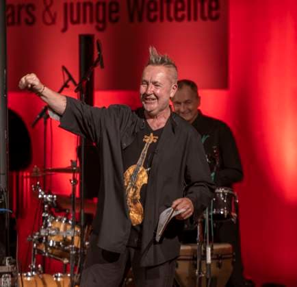 27.09.2023, Internationales Klassikfestival: Festival der Nationen 2023, im Kurhaus Bad Wörishofen im Unterallgäu, Der britische Violinist Nigel Kennedy & friends, 27.09.2023, Klassikfestival Bad Wörishofen 27.09.2023, Klassikfestival Bad Wörishofen