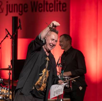 27.09.2023, Internationales Klassikfestival: Festival der Nationen 2023, im Kurhaus Bad Wörishofen im Unterallgäu, Der britische Violinist Nigel Kennedy & friends, 27.09.2023, Klassikfestival Bad Wörishofen 27.09.2023, Klassikfestival Bad Wörishofen