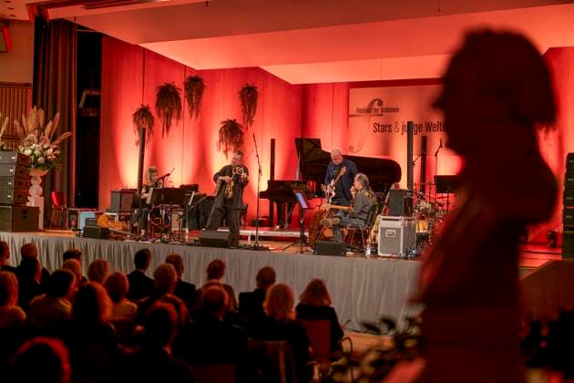27.09.2023, Internationales Klassikfestival: Festival der Nationen 2023, im Kurhaus Bad Wörishofen im Unterallgäu, Der britische Violinist Nigel Kennedy & friends, Kennedy auf der Bühne, die Büste von Pfarrer Sebastian Kneipp steht am Rand 27.09.2023, Klassikfestival Bad Wörishofen 27.09.2023, Klassikfestival Bad Wörishofen