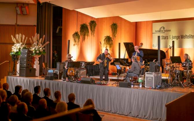 27.09.2023, Internationales Klassikfestival: Festival der Nationen 2023, im Kurhaus Bad Wörishofen im Unterallgäu, Der britische Violinist Nigel Kennedy & friends, 27.09.2023, Klassikfestival Bad Wörishofen 27.09.2023, Klassikfestival Bad Wörishofen