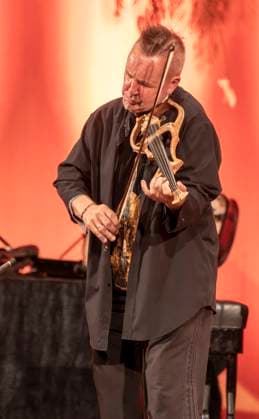 27.09.2023, Internationales Klassikfestival: Festival der Nationen 2023, im Kurhaus Bad Wörishofen im Unterallgäu, Der britische Violinist Nigel Kennedy & friends, 27.09.2023, Klassikfestival Bad Wörishofen 27.09.2023, Klassikfestival Bad Wörishofen