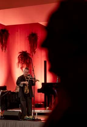 27.09.2023, Internationales Klassikfestival: Festival der Nationen 2023, im Kurhaus Bad Wörishofen im Unterallgäu, Der britische Violinist Nigel Kennedy & friends, 27.09.2023, Klassikfestival Bad Wörishofen 27.09.2023, Klassikfestival Bad Wörishofen