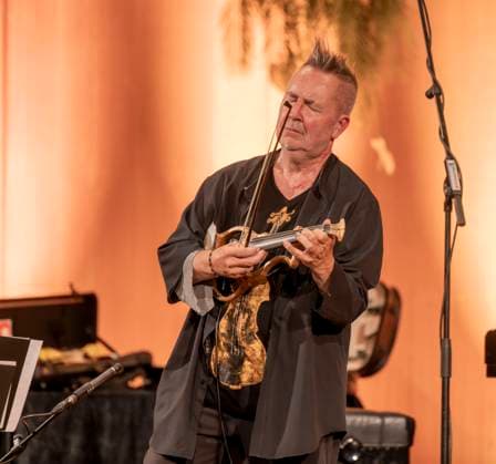 27.09.2023, Internationales Klassikfestival: Festival der Nationen 2023, im Kurhaus Bad Wörishofen im Unterallgäu, Der britische Violinist Nigel Kennedy & friends, 27.09.2023, Klassikfestival Bad Wörishofen 27.09.2023, Klassikfestival Bad Wörishofen