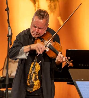 27.09.2023, Internationales Klassikfestival: Festival der Nationen 2023, im Kurhaus Bad Wörishofen im Unterallgäu, Der britische Violinist Nigel Kennedy & friends, 27.09.2023, Klassikfestival Bad Wörishofen 27.09.2023, Klassikfestival Bad Wörishofen