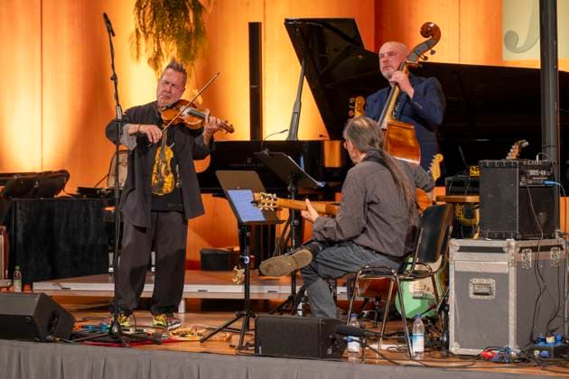 27.09.2023, Internationales Klassikfestival: Festival der Nationen 2023, im Kurhaus Bad Wörishofen im Unterallgäu, Der britische Violinist Nigel Kennedy & friends, 27.09.2023, Klassikfestival Bad Wörishofen 27.09.2023, Klassikfestival Bad Wörishofen