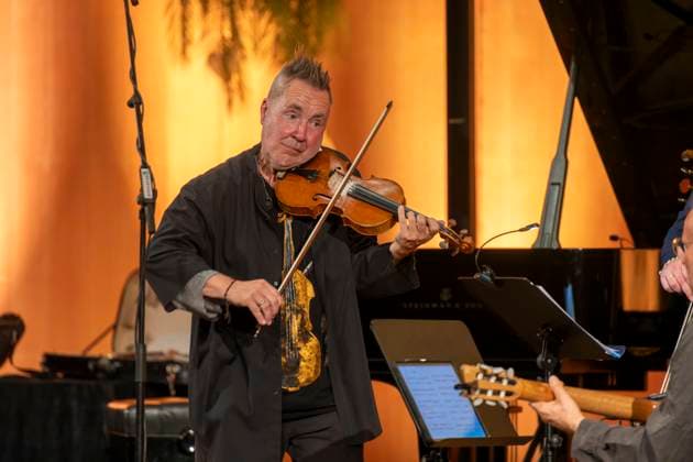 27.09.2023, Internationales Klassikfestival: Festival der Nationen 2023, im Kurhaus Bad Wörishofen im Unterallgäu, Der britische Violinist Nigel Kennedy & friends, 27.09.2023, Klassikfestival Bad Wörishofen 27.09.2023, Klassikfestival Bad Wörishofen