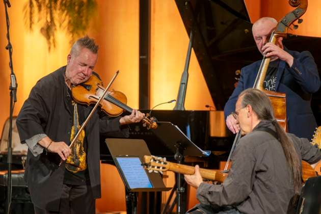 27.09.2023, Internationales Klassikfestival: Festival der Nationen 2023, im Kurhaus Bad Wörishofen im Unterallgäu, Der britische Violinist Nigel Kennedy & friends, 27.09.2023, Klassikfestival Bad Wörishofen 27.09.2023, Klassikfestival Bad Wörishofen