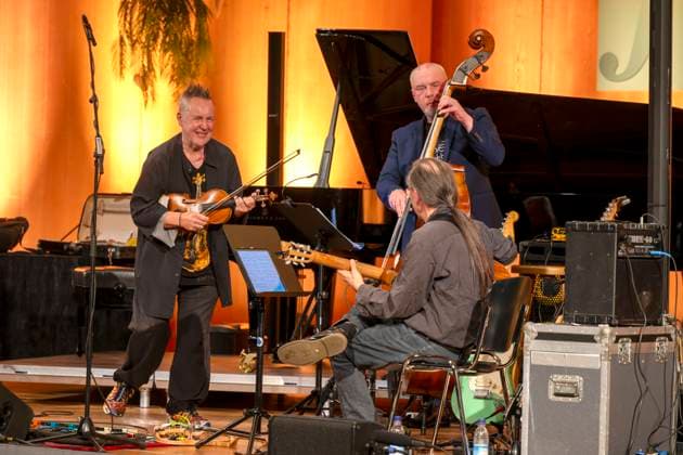 27.09.2023, Internationales Klassikfestival: Festival der Nationen 2023, im Kurhaus Bad Wörishofen im Unterallgäu, Der britische Violinist Nigel Kennedy & friends, 27.09.2023, Klassikfestival Bad Wörishofen 27.09.2023, Klassikfestival Bad Wörishofen