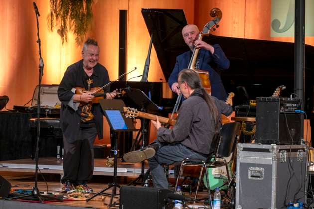 27.09.2023, Internationales Klassikfestival: Festival der Nationen 2023, im Kurhaus Bad Wörishofen im Unterallgäu, Der britische Violinist Nigel Kennedy & friends, 27.09.2023, Klassikfestival Bad Wörishofen 27.09.2023, Klassikfestival Bad Wörishofen