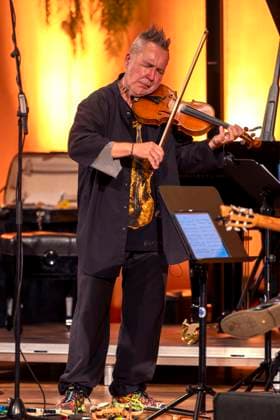 27.09.2023, Internationales Klassikfestival: Festival der Nationen 2023, im Kurhaus Bad Wörishofen im Unterallgäu, Der britische Violinist Nigel Kennedy & friends, 27.09.2023, Klassikfestival Bad Wörishofen 27.09.2023, Klassikfestival Bad Wörishofen