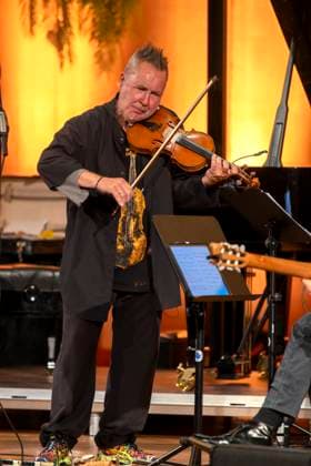 27.09.2023, Internationales Klassikfestival: Festival der Nationen 2023, im Kurhaus Bad Wörishofen im Unterallgäu, Der britische Violinist Nigel Kennedy & friends, 27.09.2023, Klassikfestival Bad Wörishofen 27.09.2023, Klassikfestival Bad Wörishofen