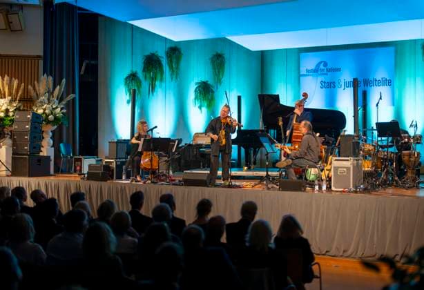 27.09.2023, Internationales Klassikfestival: Festival der Nationen 2023, im Kurhaus Bad Wörishofen im Unterallgäu, Der britische Violinist Nigel Kennedy & friends, 27.09.2023, Klassikfestival Bad Wörishofen 27.09.2023, Klassikfestival Bad Wörishofen