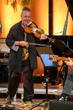27.09.2023, Internationales Klassikfestival: Festival der Nationen 2023, im Kurhaus Bad Wörishofen im Unterallgäu, Der britische Violinist Nigel Kennedy & friends, 27.09.2023, Klassikfestival Bad Wörishofen 27.09.2023, Klassikfestival Bad Wörishofen
