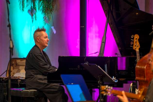 27.09.2023, Internationales Klassikfestival: Festival der Nationen 2023, im Kurhaus Bad Wörishofen im Unterallgäu, Der britische Violinist Nigel Kennedy & friends, Kennedy am Flügel. 27.09.2023, Klassikfestival Bad Wörishofen 27.09.2023, Klassikfestival Bad Wörishofen