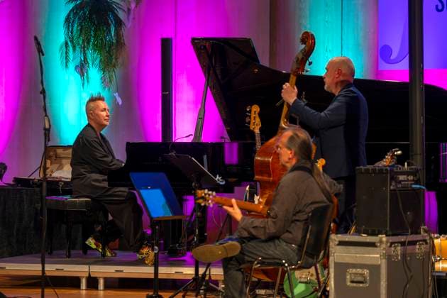 27.09.2023, Internationales Klassikfestival: Festival der Nationen 2023, im Kurhaus Bad Wörishofen im Unterallgäu, Der britische Violinist Nigel Kennedy & friends, Kennedy am Flügel. 27.09.2023, Klassikfestival Bad Wörishofen 27.09.2023, Klassikfestival Bad Wörishofen