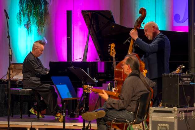27.09.2023, Internationales Klassikfestival: Festival der Nationen 2023, im Kurhaus Bad Wörishofen im Unterallgäu, Der britische Violinist Nigel Kennedy & friends, Kennedy am Flügel. 27.09.2023, Klassikfestival Bad Wörishofen 27.09.2023, Klassikfestival Bad Wörishofen
