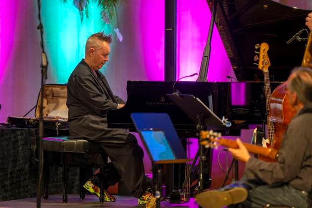 27.09.2023, Internationales Klassikfestival: Festival der Nationen 2023, im Kurhaus Bad Wörishofen im Unterallgäu, Der britische Violinist Nigel Kennedy & friends, Kennedy am Flügel. 27.09.2023, Klassikfestival Bad Wörishofen 27.09.2023, Klassikfestival Bad Wörishofen