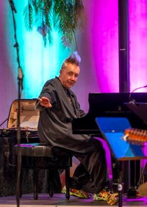 27.09.2023, Internationales Klassikfestival: Festival der Nationen 2023, im Kurhaus Bad Wörishofen im Unterallgäu, Der britische Violinist Nigel Kennedy & friends, Hier der Meister am Flügel. 27.09.2023, Klassikfestival Bad Wörishofen 27.09.2023, Klassikfestival Bad Wörishofen