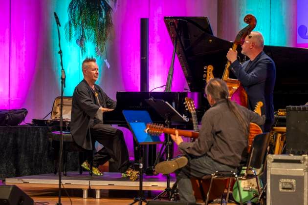 27.09.2023, Internationales Klassikfestival: Festival der Nationen 2023, im Kurhaus Bad Wörishofen im Unterallgäu, Der britische Violinist Nigel Kennedy & friends, Hier der Meister am Flügel. 27.09.2023, Klassikfestival Bad Wörishofen 27.09.2023, Klassikfestival Bad Wörishofen