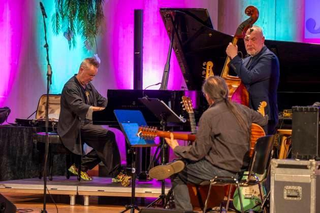 27.09.2023, Internationales Klassikfestival: Festival der Nationen 2023, im Kurhaus Bad Wörishofen im Unterallgäu, Der britische Violinist Nigel Kennedy & friends, Hier der Meister am Flügel. 27.09.2023, Klassikfestival Bad Wörishofen 27.09.2023, Klassikfestival Bad Wörishofen