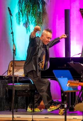 27.09.2023, Internationales Klassikfestival: Festival der Nationen 2023, im Kurhaus Bad Wörishofen im Unterallgäu, Der britische Violinist Nigel Kennedy & friends, Hier der Meister am Flügel. 27.09.2023, Klassikfestival Bad Wörishofen 27.09.2023, Klassikfestival Bad Wörishofen