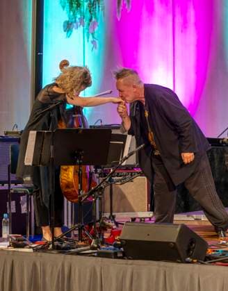 27.09.2023, Internationales Klassikfestival: Festival der Nationen 2023, im Kurhaus Bad Wörishofen im Unterallgäu, Der britische Violinist Nigel Kennedy & friends, Handkuss für seine Cellistin Beata Urbanek-Kalinowska. 27.09.2023, Klassikfestival Bad Wörishofen 27.09.2023, Klassikfestival Bad Wörishofen