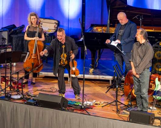 27.09.2023, Internationales Klassikfestival: Festival der Nationen 2023, im Kurhaus Bad Wörishofen im Unterallgäu, Der britische Violinist Nigel Kennedy (mitte) & friends, li: Cellistin Beata Urbanek-Kalinowska. 27.09.2023, Klassikfestival Bad Wörishofen 27.09.2023, Klassikfestival Bad Wörishofen