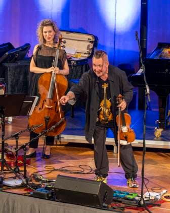 27.09.2023, Internationales Klassikfestival: Festival der Nationen 2023, im Kurhaus Bad Wörishofen im Unterallgäu, Der britische Violinist Nigel Kennedy (re) & friends, li: Cellistin Beata Urbanek-Kalinowska. 27.09.2023, Klassikfestival Bad Wörishofen 27.09.2023, Klassikfestival Bad Wörishofen